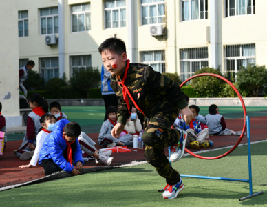 过“草地”爬“雪山”，来围观青岛小学生“国防运动会”