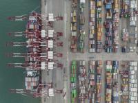 实拍青岛港：有一种繁忙，叫“车船如织”
