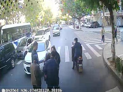 身边的感动 | 扶起摔倒老人、客串消防员……青岛公交打造流动城市文明窗口