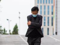 冷空气“到货”了！街拍行人抗寒“表情包”