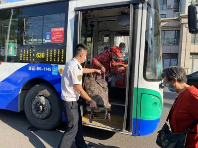 文明在身边 | 搀扶老人、送乘客回家……国庆假期，青岛街头频现暖心场景