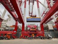 实拍青岛港：有一种繁忙，叫“车船如织”