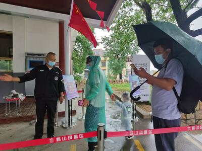 文明旅游 | 秋雨淅沥，崂山“最美景区人”让游客身心温暖