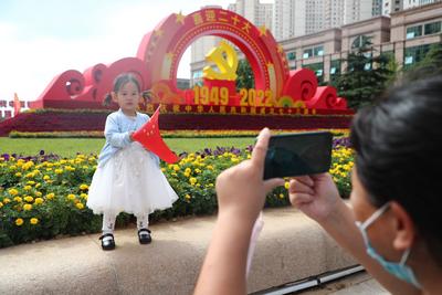 与国旗合个影！他们这样“告白”祖国