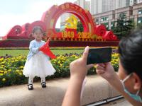 与国旗合个影！他们这样“告白”祖国