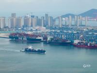 实拍青岛港：有一种繁忙，叫“车船如织”