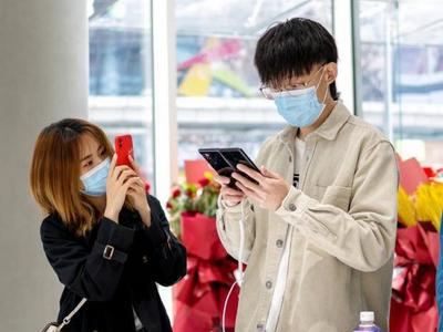 明明很困还要刷手机？专家提醒：睡前刷手机危害健康