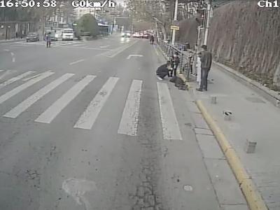 文明在身边 | 摔倒有人扶、乘车不便有人帮……青岛街头频现爱老敬老暖心场景