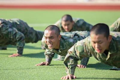 入营满月！看新兵小哥哥们的“蝶变”画面
