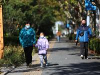 “换季式”大降温！实拍青岛街头御寒百态