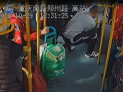 身边的感动 | 青岛公交车厢里，乘客突发疾病，幸亏他们及时伸援手……