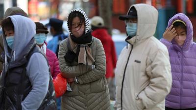 “换季式”大降温！实拍青岛街头御寒百态