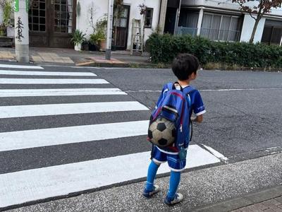 日本队击败德国队背后：一个飞奔着去踢球的日本男孩