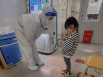 一张患者家属抓拍的照片在朋友圈流传，青岛这家医院儿科医生被赞“超温柔”