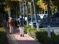 “换季式”大降温！实拍青岛街头御寒百态