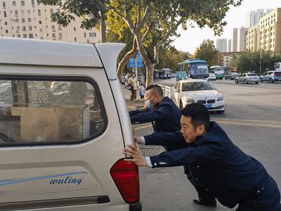 文明在身边 | 推车、救人......青岛街头暖心场景频现