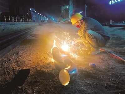 路口施工全都安排在下半夜！青岛道路建设者：为了早一天“路畅其行”