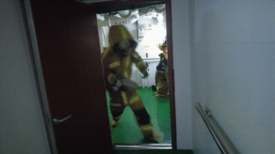 水与火的较量！舰艇“消防员”技能大比武画面忒燃 