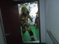 水与火的较量！舰艇“消防员”技能大比武画面忒燃 