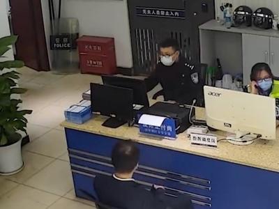 逃犯去派出所开无犯罪记录证明，民警现场“飙戏”