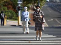 “换季式”大降温！实拍青岛街头御寒百态