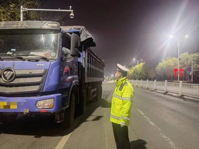 严防货车变“祸车”！崂山交警严查大货车遮挡号牌、超载等违法行为