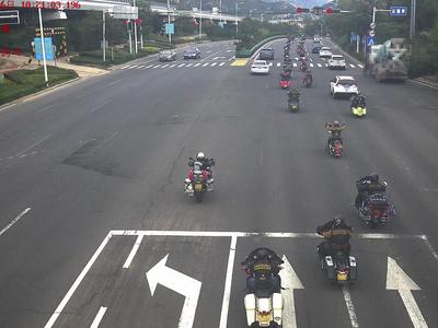严查！青岛街头20余辆摩托车“集体闯红灯”，骑手被罚款扣分