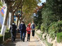 “换季式”大降温！实拍青岛街头御寒百态