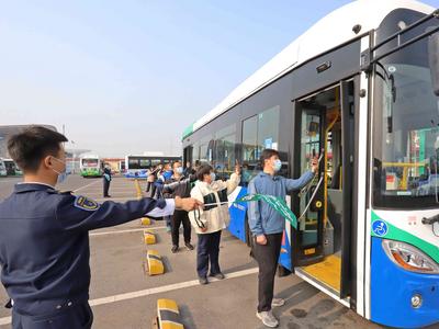  “排队日”将至，青岛北站公交停车场上演一场情景剧PK……