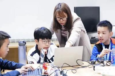 青中小将逐梦，初中学子捧回“省一”！“教练姐姐”讲述青中信竞校队五年奋斗路