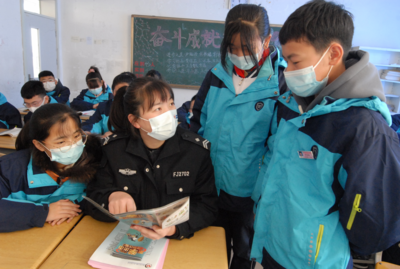 民警进校园，撑起交通“防护伞”