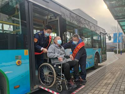 主题车厢、模拟体验……国际残疾人日来了，青岛公交让爱无“碍”