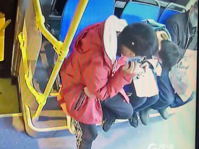 身边的感动 | 这盏灯好暖！俩学生在公交车上写作业，驾驶员悄悄开灯“护航”