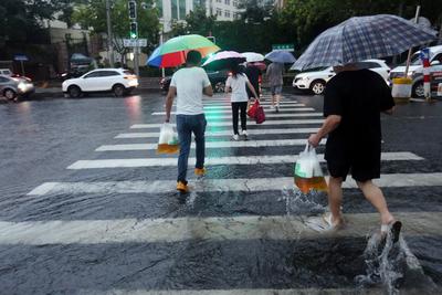 受“杜苏芮”外围环流影响，今夜到明天，青岛局部有暴雨伴有雷电