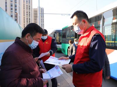今天是全国交通安全日，青岛志愿者走上街头倡导安全文明出行