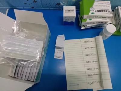 老旧的防盗窗绑着许多袋子，每袋装着几片退烧药……