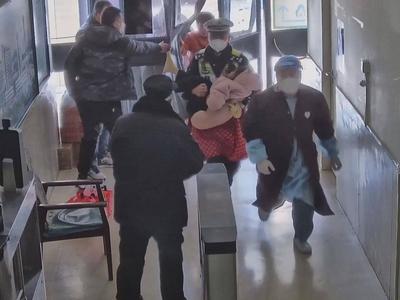 女孩感染新冠高烧晕厥，济南交警一把抱起一路小跑