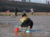 遛娃、垂钓……青岛海滨冬日“暖镜头”来了