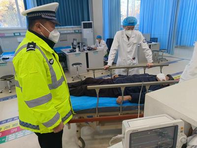 开警灯、鸣警笛，莱西交警护送患病老人紧急就医