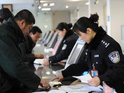 新车挂牌40分钟“一站式”办结！胶州市公安局车管所提升服务让车主享便利  