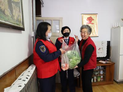 文明在身边 | 白菜送到家、入户做家务……冬日里，青岛这群人暖了老人心