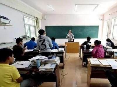 教育部等十二部门：聚焦中小学在职教师有偿补课等问题排查整治