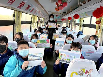 小车厢大课堂|温馨校车开展全国交通安全日主题活动