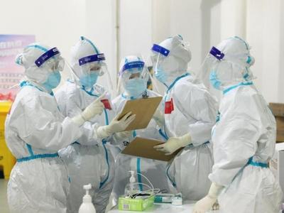 山东坚决贯彻落实中央部署，因时因势优化防控措施，及时把工作重心从防控感染转到医疗救治上来，努力把握节奏、控制进程、拉平曲线、推后峰值，坚决打赢疫情防控平稳转段攻坚战