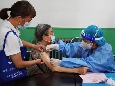 国家疾控局：80岁以上老年人接种三剂疫苗后死亡风险下降9.3倍至1.5%