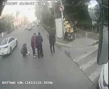 文明在身边 | 下车搀扶、爱心义剪……冬日青岛街头，好司机暖心事不断