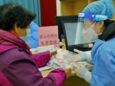 对老年人进行健康摸排，发放健康防疫包，多渠道开展诊疗，山东细化实化农村疫情应对