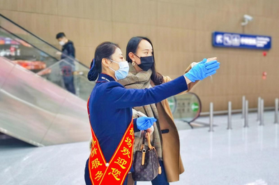 “别着急，我来帮你！”春节期间，青岛机场活跃着一群爱心志愿者