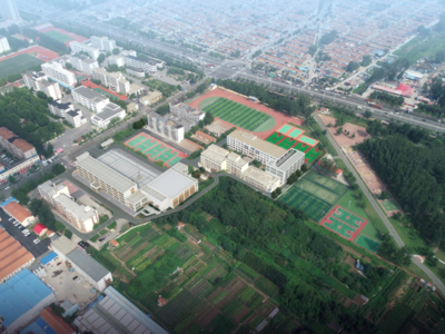 即墨区新兴中学拟改扩建，位置在……