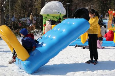 雪场狂欢画面：抓住冬天的尾巴，孩子们玩恣了